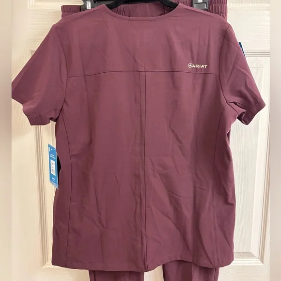 NWT Ariat Clara 6 Pocket Burgundy Scrub Top Size M - Picture 2 of 9